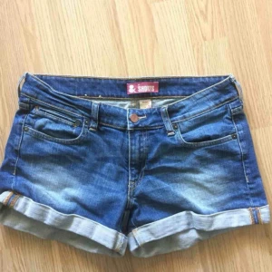  - Säljer shortsen för dem är för små!