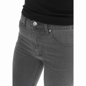  - Shorts från Cheap Monday i storlek 31/M. I samma modell som på första bilden, men aningen ljusare. I stretch, så sitter superfint på rumpan! I modellen ”Second skin Sasha grey”, unisex, så passar alla kön. 