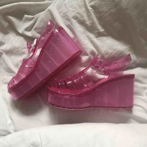  - jelly sandals med platå & rosa med glitter. Små i storleken. Knappt använda! Swish endast.