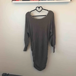  - Klänning med guldkedja-detalj aldrig använd tidigare,     • Säljs pga: Ej kommit till användning                                    • Ny pris: ca 300kr 