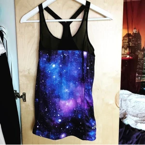  - Snyggt träningslinne i skönt material. Fint space print! 💜💕 I bra skick, sparsamt använt. 