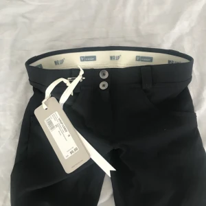  - Helt oanvända byxor från FREDDY WR.UP.  Väldigt bekväma och stretchiga med sömmar som framhäver former och ger rumpan ett lyft. Priset på prislappen står i EUR. Nypris är alltså ca 900kr