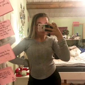  - Grå ribbad tröja