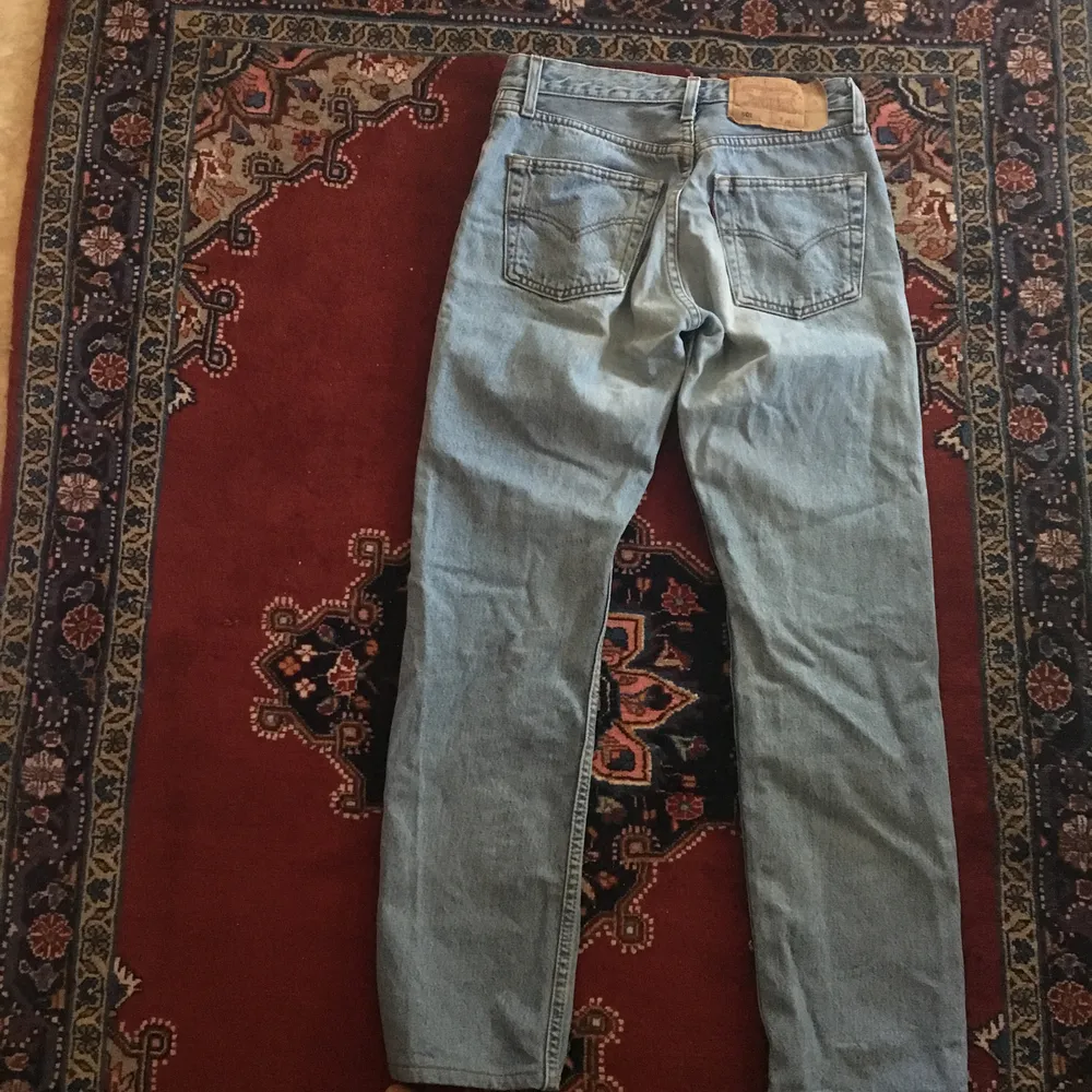 Topshop Mom jeans i W24 L32. Bra skick  Köparen står för eventuell frakt. Kan mötas upp i Stockholm!. Jeans & Byxor.