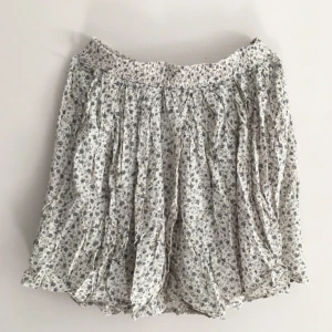  - Blommig kjol från Brandy Melville