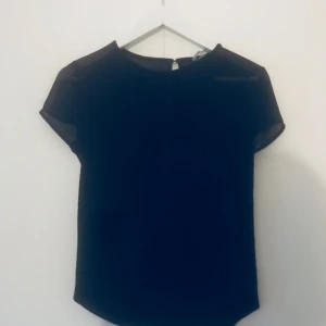  - FÅ FYRA VALFRIA PLAGG FÖR 200 kr!! Bara intresserad av ett plagg, PMa!   Fin t-shirt med transparant på amarna!