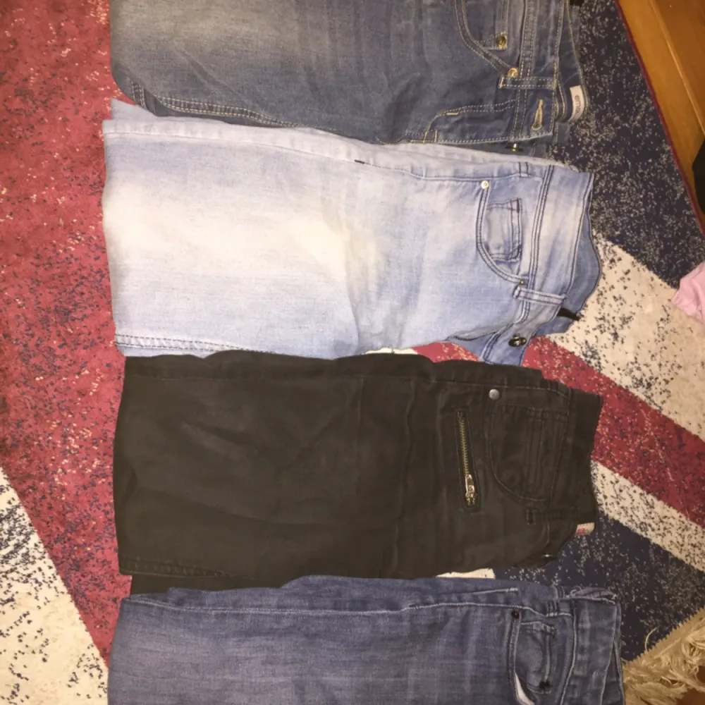 Säljer jeans från strl 140 till xs priser från 50-100kr. Jeans & Byxor.