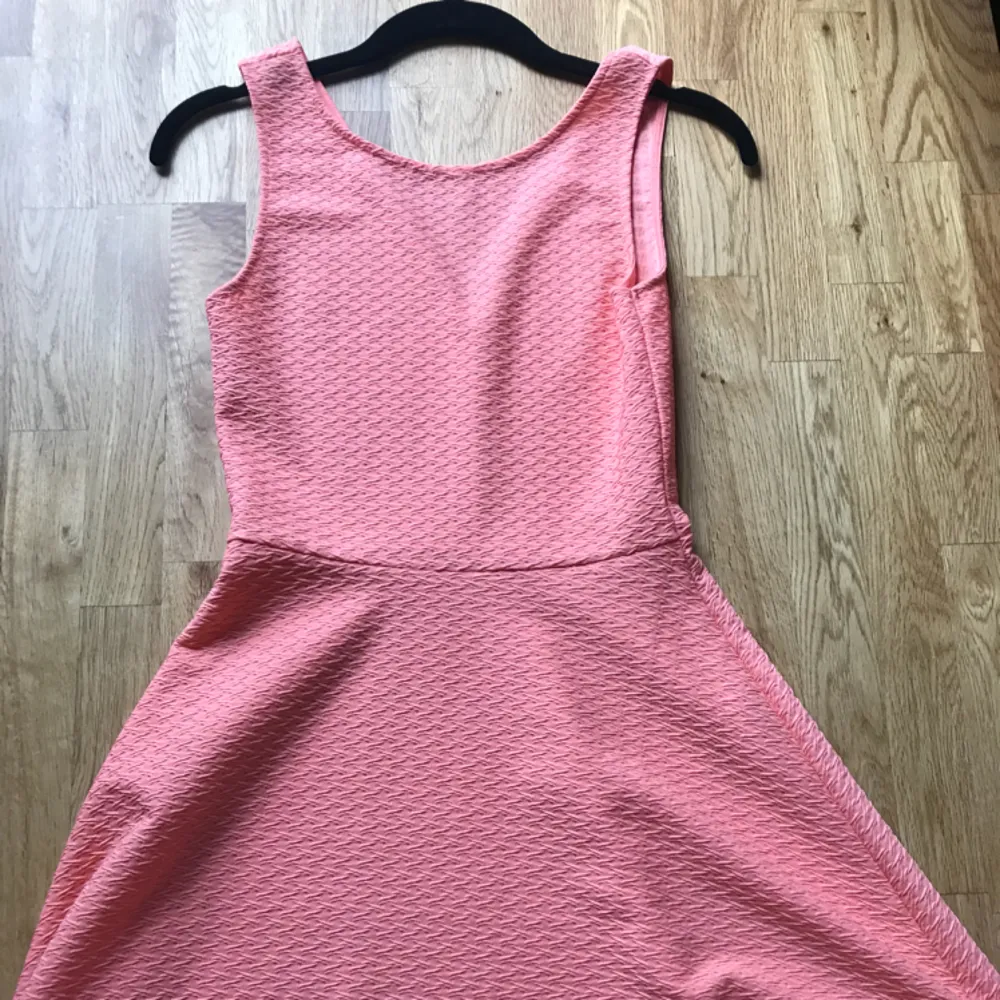 Super fin sommar klänning i färgen rosa/peach. Storleken är S och är endast använd 1 gång.. Klänningar.