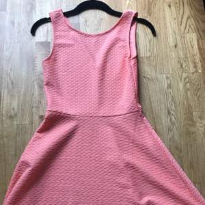 Super fin sommar klänning i färgen rosa/peach. Storleken är S och är endast använd 1 gång.