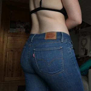  - Ett par härliga Levi’s jeans i modellen super skinny 710. Använda en del och har två små fläckar på det ena benet - dock är de knappt märkbara!  Köparen stör för frakt🌹