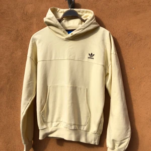  - Äldre hoodie från adidas. Trevligt begagnat skick. Kan hämtas i Uppsala eller skickas mot fraktkostnad 