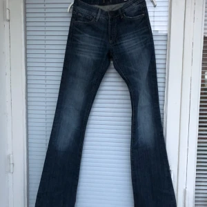  - Crocker bootcutjeans i strl: 26 säljes. Mycket fint skick. Säljes då de inte passar mig längre. 