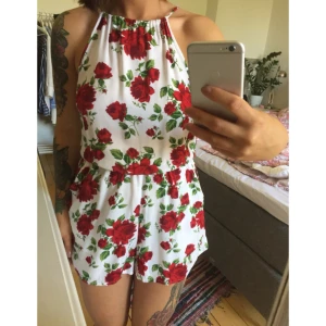  - Otroligt fin jumpsuit med öppen rygg från H&M, storlek 36.  Jag är 160 lång. 