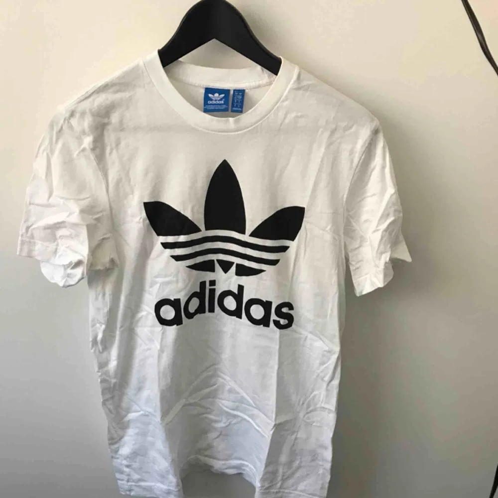 T-shirt från Adidas. Aldrig använd :) . T-shirts.