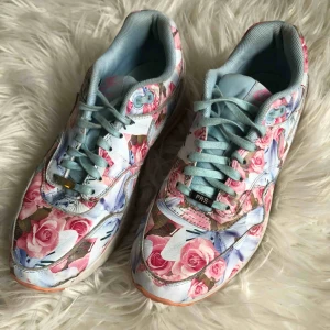  - NIKE AIR MAX 1 ULTRA ”PARIS” Köpta 2015 men sparsamt använda! Nypris ca 2500:-  Kommer med en dustbag  Älskat dom högt men nu står dom mest och ser fina ut på en hylla!   Köparen betalar frakten annars kan jag mötas upp i Göteborg