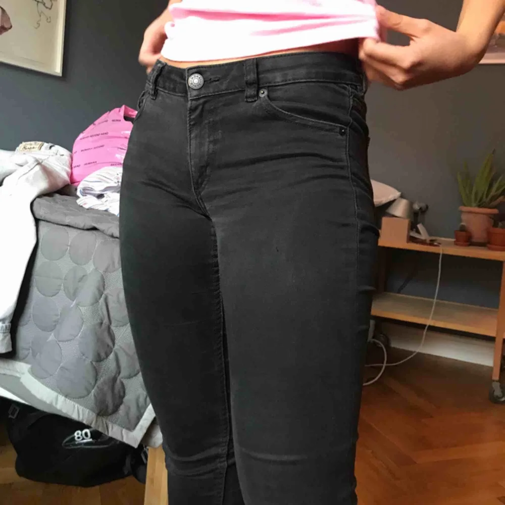 Väldigt stretchiga, låga & svarta jeans, bekväma! Mötes upp i Stockholm. . Jeans & Byxor.