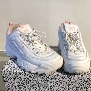  - Fila Disruptors. Använda men i gott skick. UK storlek: 6. EU storlek: 39 (anser mer att de passar som 38) 245mm enligt lapp i skorna. Rosa skosnören tillkommer