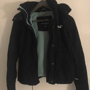  - Vindjacka från hollister, superskön men tyvärr inte min smak längre.