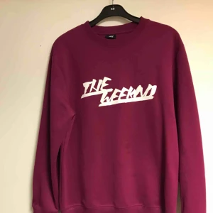  - Nästan oanvänd ”the weeknd” sweatshirt från H&M, den är i S men skulle passa en M också, sitter inte lika löst bara. Den funkar till både vardag och mys kvällar.  Frakt tillkommer  