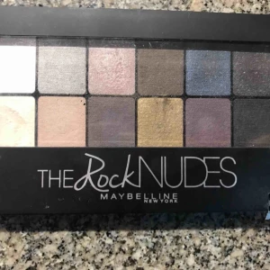  - Innehåller 12 olika skimrande, glittrande och matta nyanser