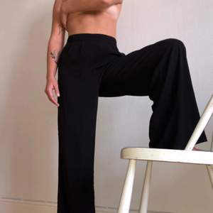 Svarta ”loose-fit” byxor passar både till vardags och festligare sammanhang.
