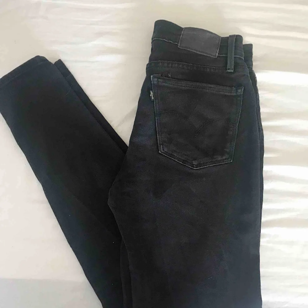 Äkta Levis jeans, super skinny modell 710. Lite urtvättad så de är inte helt svarta.  Storleken är mer som en 26. Eventuell frakt tillkommer  . Jeans & Byxor.