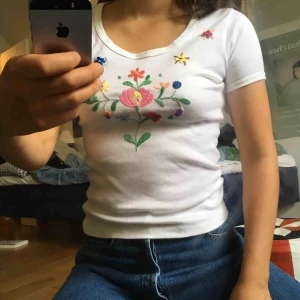  - Superfin vintagetshirt i bomull med folkloristiskt broderi. Fri frakt!