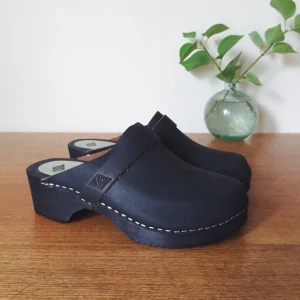  - Träskor köpta på grandpa. Ett samarbete tillsammans med svenska träskortillverkarna moheda toffeln. Helt oanvända! Kan mötas i skanstull alt skicka mot betald frakt 💋