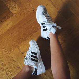 Hej!  Adidas Superstar i storlek 36.5! Helt oanvända bara att den vänstra skon har stått som skyltex i butik och har då blivit lite skitigare (se bild 3). Kan mötas upp i Skanstull eller skicka på posten om köparen står för frakten! 💋