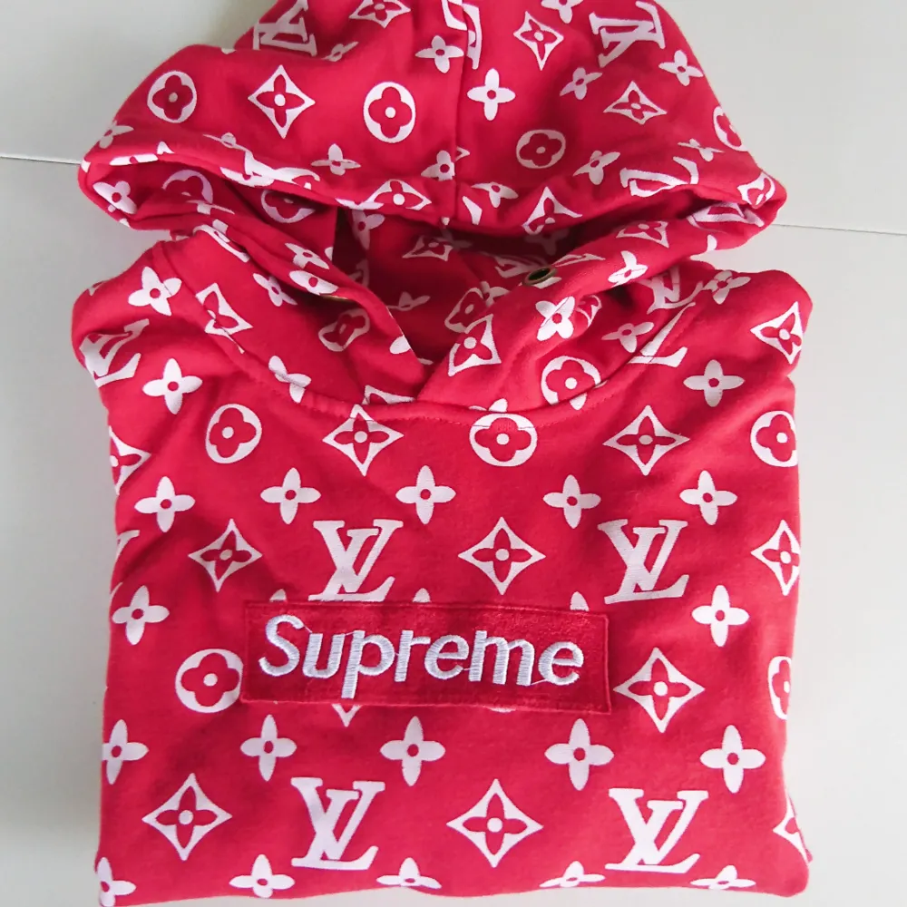 Supreme hoodie med logo av Louis Vuitton  Väldigt fin Kopia!  Använd bara en gång. Unisex Jättefin skick som NY! Jättefin material! . Väskor.