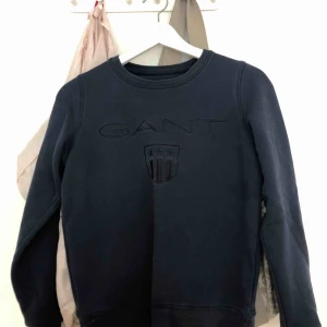  - Snygg, varm tjocktröja från gant i en marinblå färg. Använd några gånger men i ett bra skick. Pris ink frakt