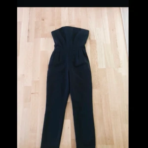  - Jätte fin svart jumpsuit! Storlek XS Dragkedja som ej är synlig på baksidan Säljes eftersom den satt tight på mig som egentligen har S!  Vid snabb affär kan jag bjuda på frakt  