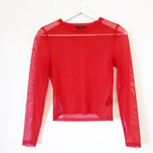  - Röd mesh tröja från monki, knappt använd! Mkt bra skick 