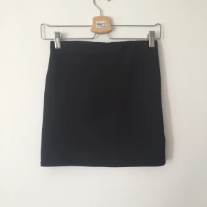  - Rak svart kjol med hög midja och stretch