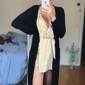  - Lång svart kofta, använd en gång. 