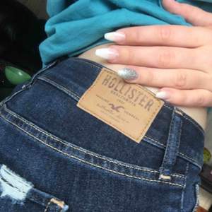 Snygga distressed jeans från Hollister i nyskick. Jeansen är lagom långa för någon runt 160-170 cm ❤️ Frakt: 58 kr