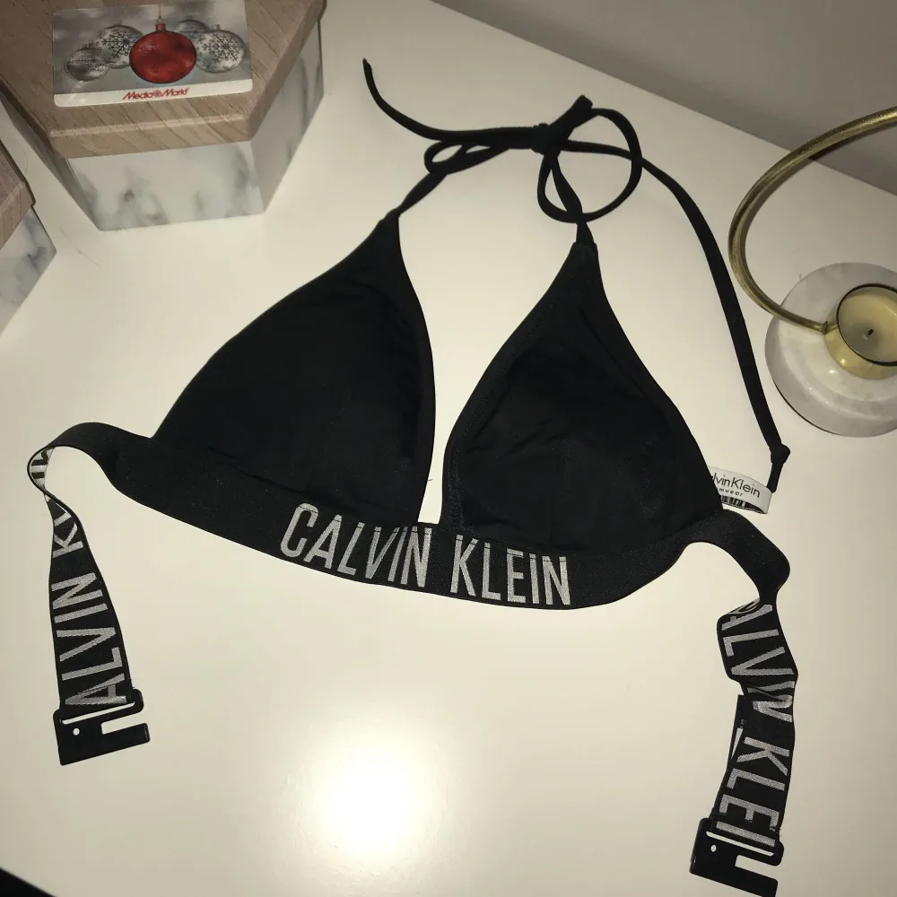 Calvin Klein bikini överdel i storlek S, nypris 450kr säljer den för 250 pga att det inte har använts :). Övrigt.