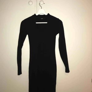  - Klänning med inbyggd chocker från Bikbok. Använd ett fåtal gånger. Kan skickas men köparen står för frakten. 