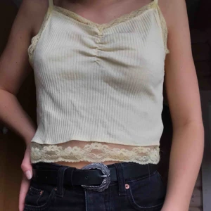  - Gulligt linne med spets!   Köparen står för frakt på 9kr (: