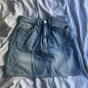  - Söt jeanskjol från weekday, bra skick