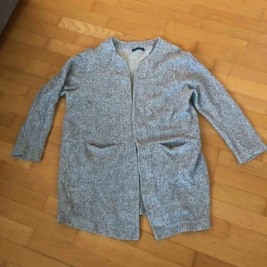  - Mjuk grå kappa/kofta