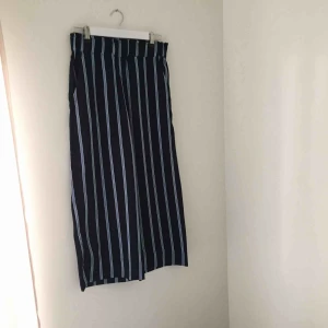  - Randiga culottes från H&M, använd 1 gång säljes pga. fel storlek. Köparen står för frakten. 