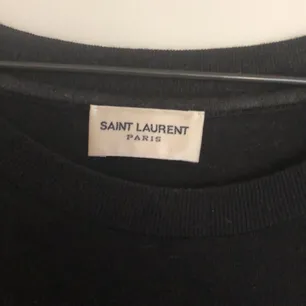 Saint Laurent signature t-shirt i strl L   Orderbekräftelse finns  Hämtas i Stockholm eller fraktas . T-shirts.