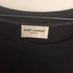 Saint Laurent signature t-shirt i strl L   Orderbekräftelse finns  Hämtas i Stockholm eller fraktas 