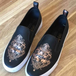  - Harry Potter slip on skor. Säljer då jag inte fått användning för dem