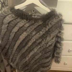  - En superfin päls poncho som jag tyvärr inte använder längre... använd 2 gånger och är i ett mycket fint skick! 