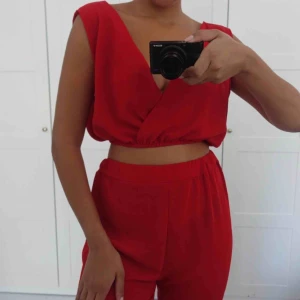  - Sjukt fin rös jumpsuit, behöver sälja denna då storleken va fel