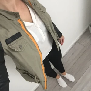  - Säljer nu min supersnygga jacka från Vera Moda! Snygga detaljer!  Fint skick, tryckknappen vid fickan saknas, men inget som syns. Köparen står för frakten. 