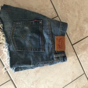  - Ett par fina shorts från Levis. Sitter som en smäck ;) Osäker på strl då jag ej hittar men de passar mig som normalt har 27 i Levis jeans (skulle alltså säga S/M)  Kan skickas mot fraktkostnad