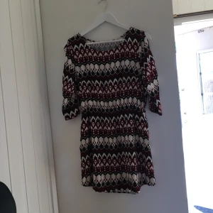  - En super härlig sommar klänning. I storlek 40, jättefin öppning vid axlarna. Aldrig använt prislappen sitter kvar.  